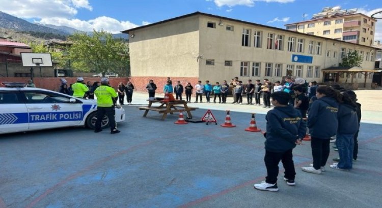 Adanada ortaokulu öğrencilerine trafik eğitimi verildi