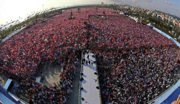 Ünlü şarkıcı Mustafa Sandal, Erdoğan’ın 2014 toplantısına Millet İttifakı’nın İstanbul konferansı olarak katıldı.