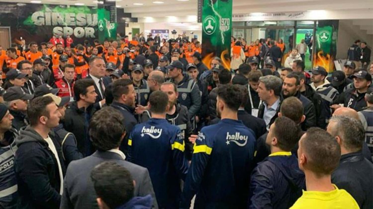 Mücadele büyüdü!  Giresunlu F.Bahçeli futbolcular balkonda tartıştı, polis müdahale etti