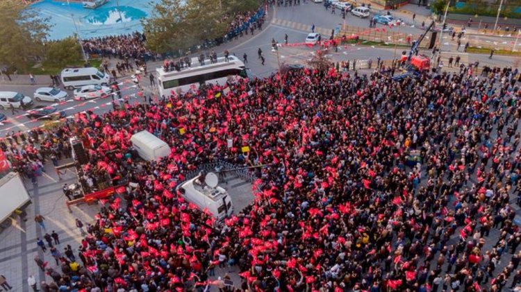 İmamoğlu’nun saldırıya uğradığı an havadan görüntülendi!  Bir an için kameraya gösterilir.