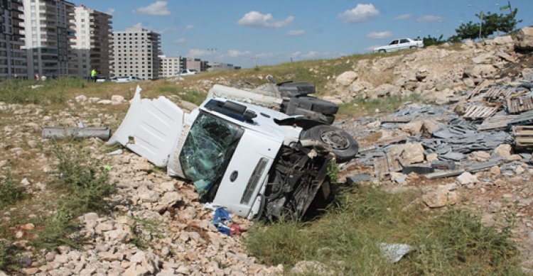 Şanlıurfa zincirleme kazada 2 tır şarampole devrildi, 1 ağır yaralı