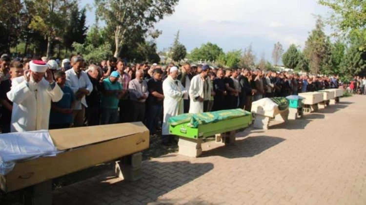 Hatay’da trafik kazasında hayatını kaybeden 7 kişi yan yana toprağa verildi.