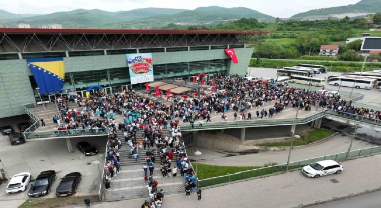 Bosna Hersekte “10. Çocuk Şenliği”nde binlerce çocuğun Türkçe şarkıları yankılandı