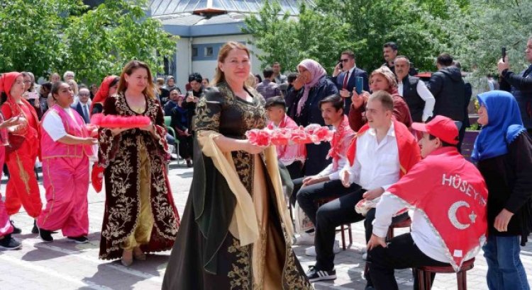 Engelli öğrencilere asker kınası töreninde duygu dolu anlar yaşandı