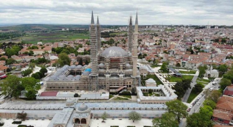 Selimiye Camiinin dev kubbe aleminin montajı başladı