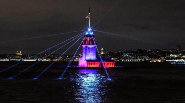 Restorasyonu tamamlanan Kız Kulesi ışık ve lazer gösterisi ile ziyarete açıldı.