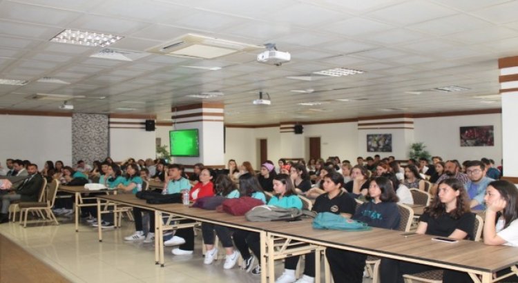 Ayvalıkta ‘Derste Akademisyen Var Projesi hayata geçti