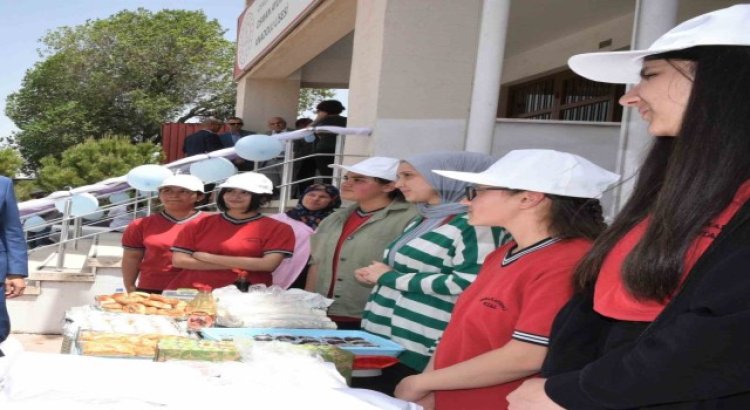 Meslek lisesi öğrencileri yılsonu yardım etkinliğinde ürünlerini sergiledi