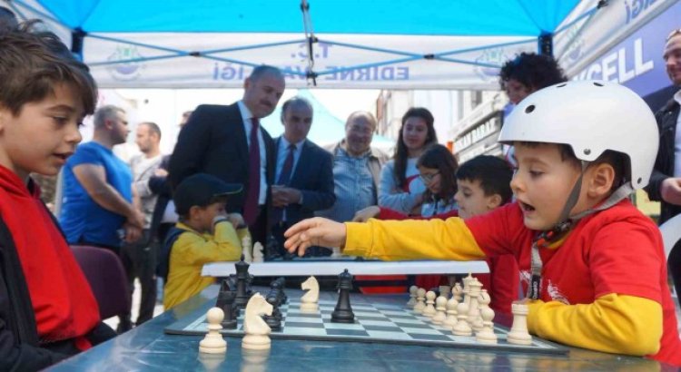 Edirnedeki Gençlik Şöleninde renkli görüntüler ortaya çıktı