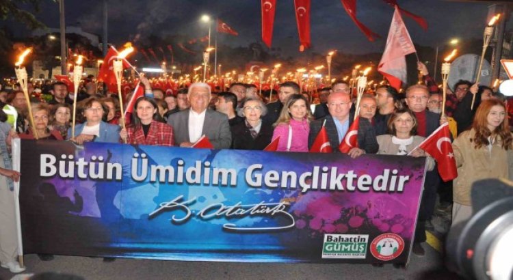 Menteşede 19 Mayıs coşkusu gece de sürdü