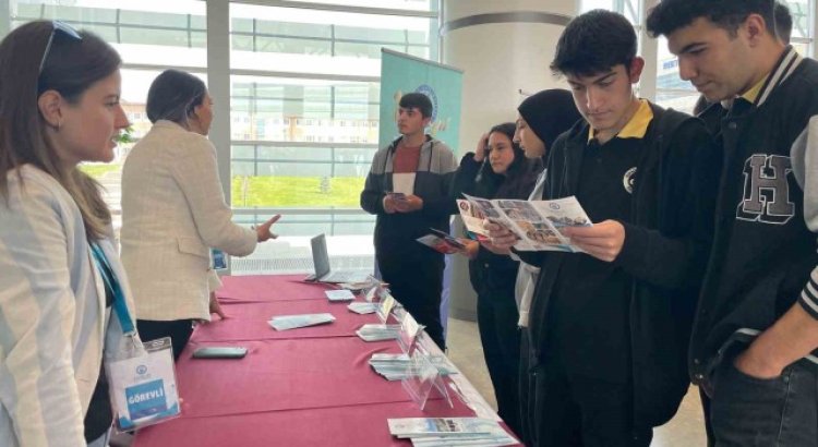 Bayburt Üniversitesi aday öğrencilerle bu kez Erzincandaki tanıtım fuarında buluştu