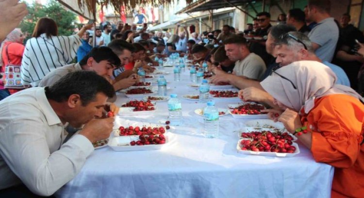 Kiraz yeme yarışmasında renkli görüntüler