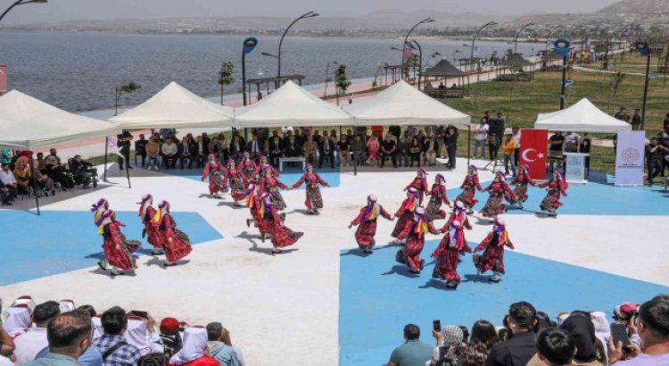 Vanda 13 yöreden folklor gösterisi ilgiyle izlendi