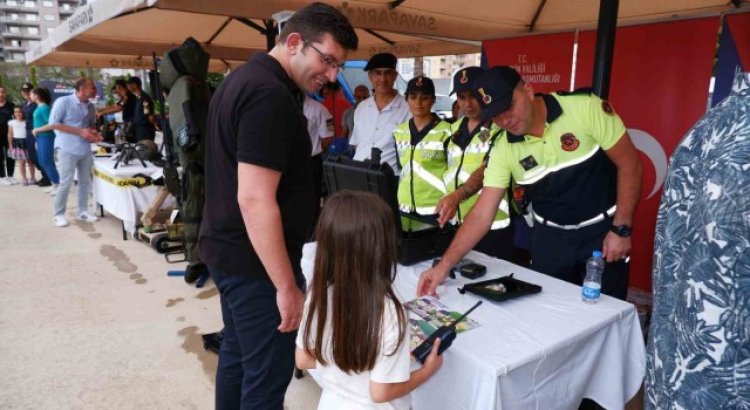 Jandarmanın standı büyük ilgi gördü