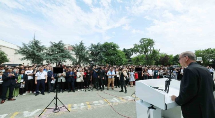 Cumhurbaşkanı Erdoğan, Haydarpaşa Lisesinde karne törenine katıldı