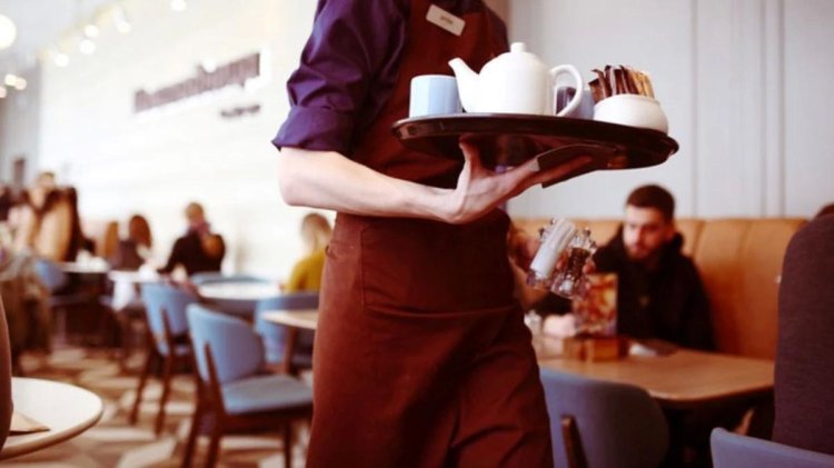 Çeşme’de bir kafe, dublör müşteri ilanı açtı