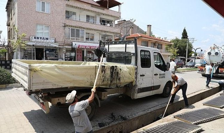 Burhaniye’de mazgal ve kanal temizliği devam ediyor 