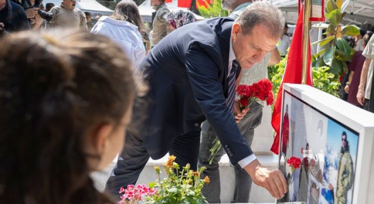 Mersin'de Şehitler Dualarla Anıldı ve Mezarlarına Karanfiller Bırakıldı.