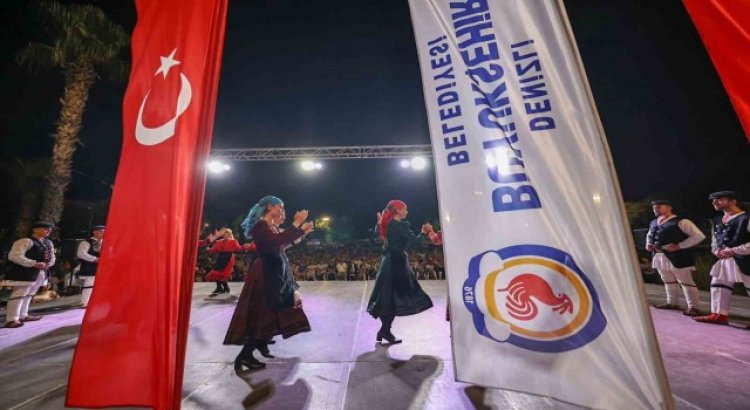 Halk Dansları Festivali coşkuyla devam ediyor