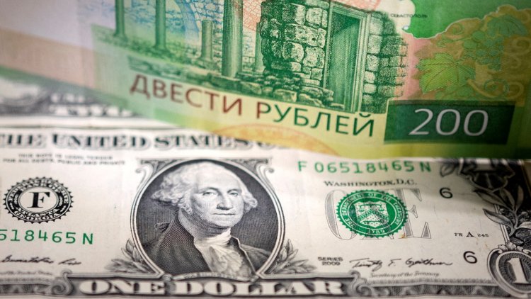 Dolar/ruble paritesi Mart 2022’den bu yana ilk defa 100’ü geçti