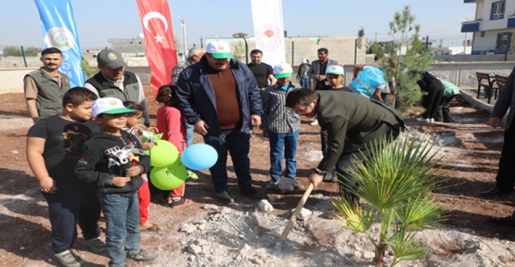 Başkan Ekinci, Öğrencilerle birlikte fidan dikti