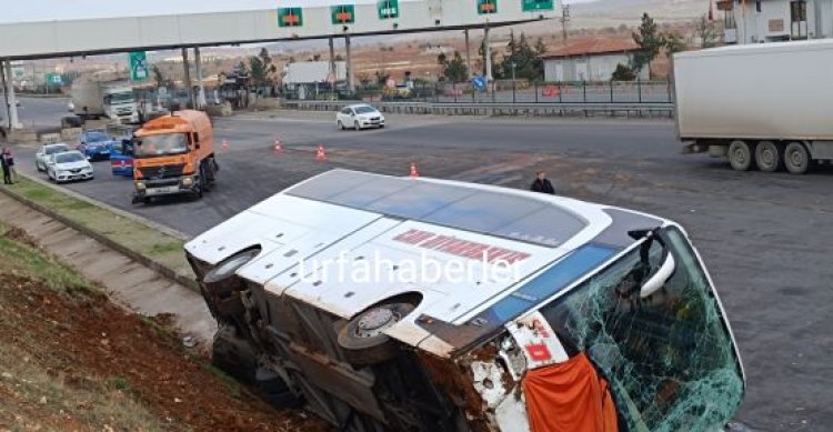 Şanlıurfa&#039;da yolcu otobüsü ile tır çarpıştı, 10 yaralı