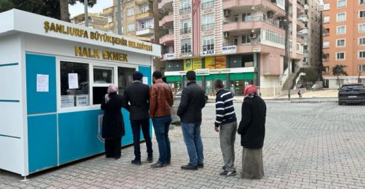 Haliliye&#039;de muhtardan vatandaşlara ekmek hizmeti