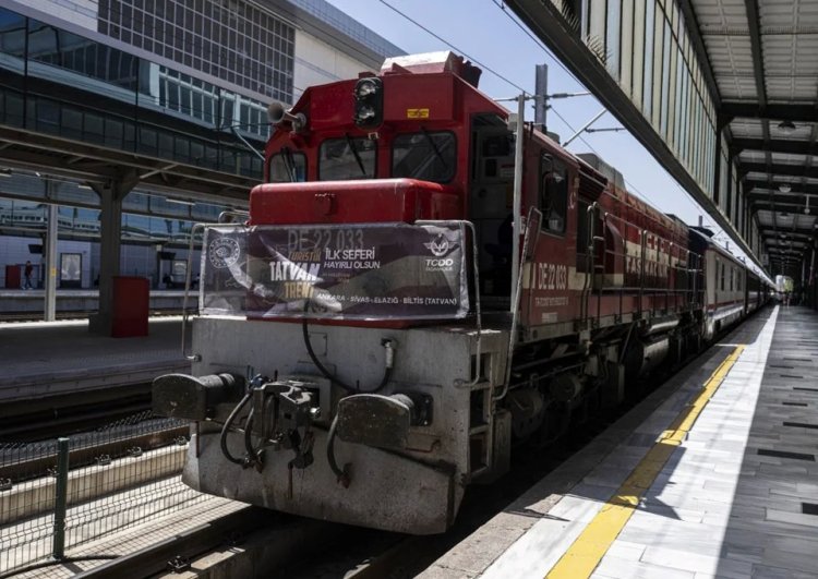 Turistik Tatvan Treni törenle ilk seferine başladı