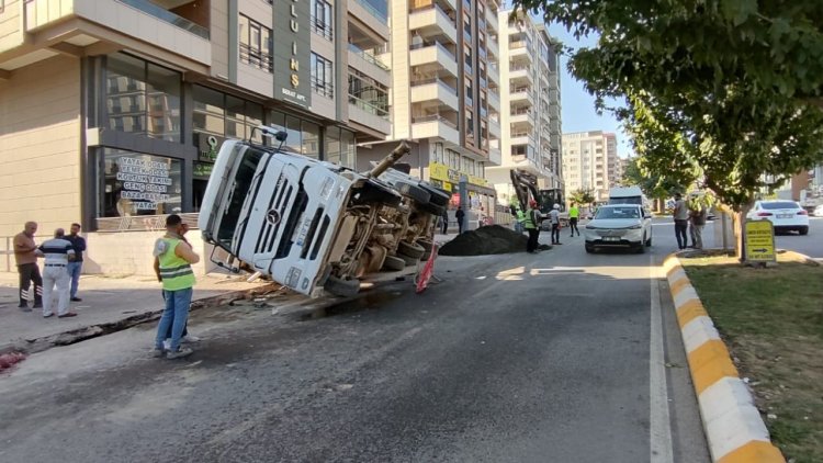 Şanlıurfa’da kum yüklü tır devrildi: 1 yaralı