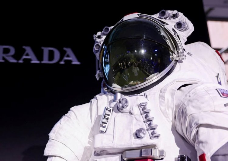 NASA’nın Ay’a dönüş görevi: Yeni uzay kıyafetleri tanıtıldı